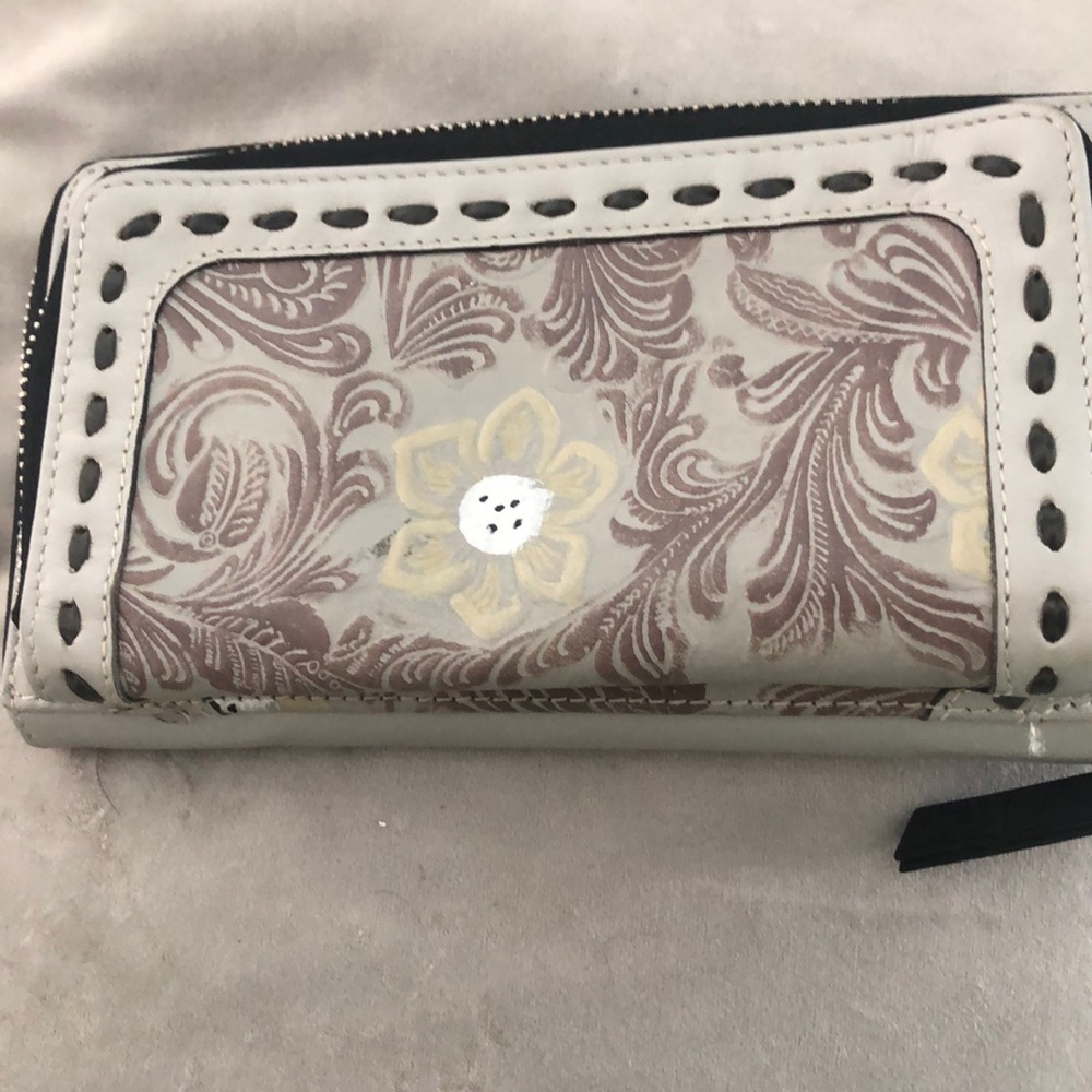 Leather billfold.